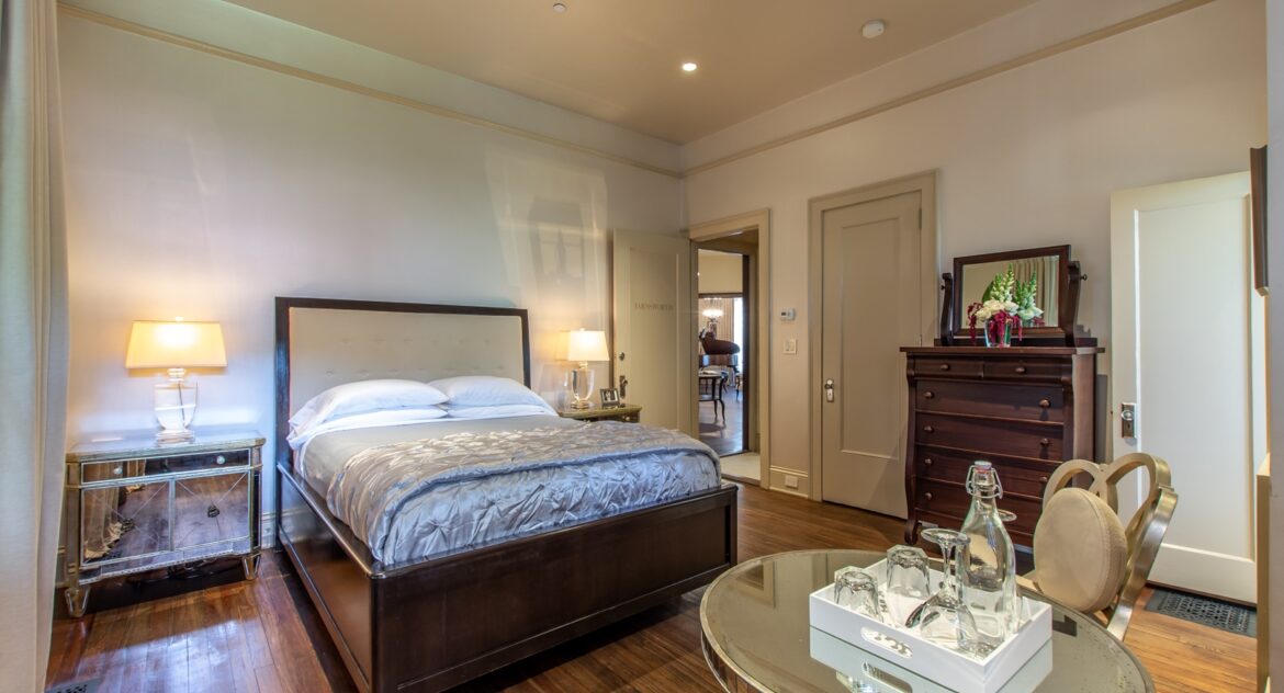 Farnsworth room with mirrored coffee table with trey and glass cups on top in Stonehurst Place