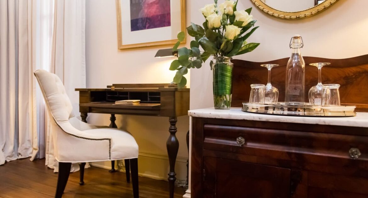 Hinman Suite wet bar in Stonehurst Place