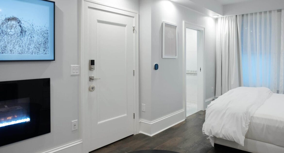 Stedman Suite fireplace with black and white portrait of a lion above in Stonehurst Place