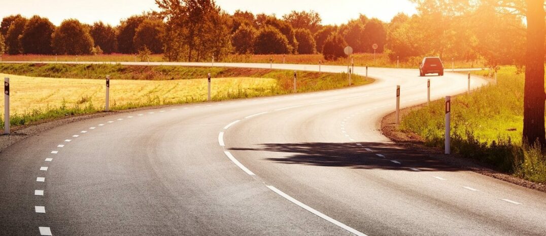 scenic-drives-near-atlanta-1500x609 Car driving along a scenic drive near Atlanta