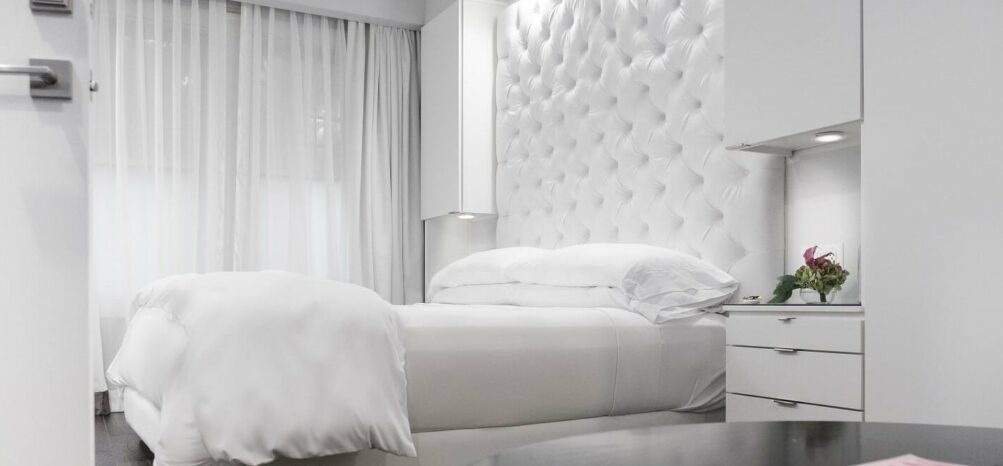 A bed at Stonehurst Place for staycations in Georgia