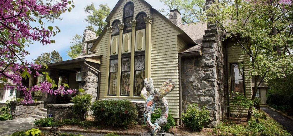 View of the garden and lobster fountain outside Stonehurst Place View of the garden and lobster fountain outside Stonehurst Place