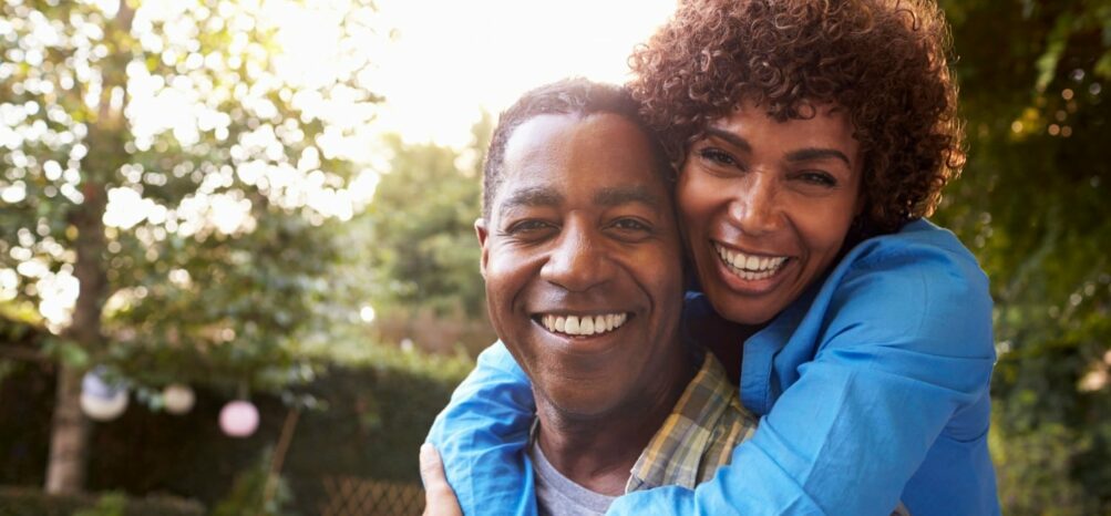 Couple hugging in a garden, enjoying Valentine's Day in Atlanta